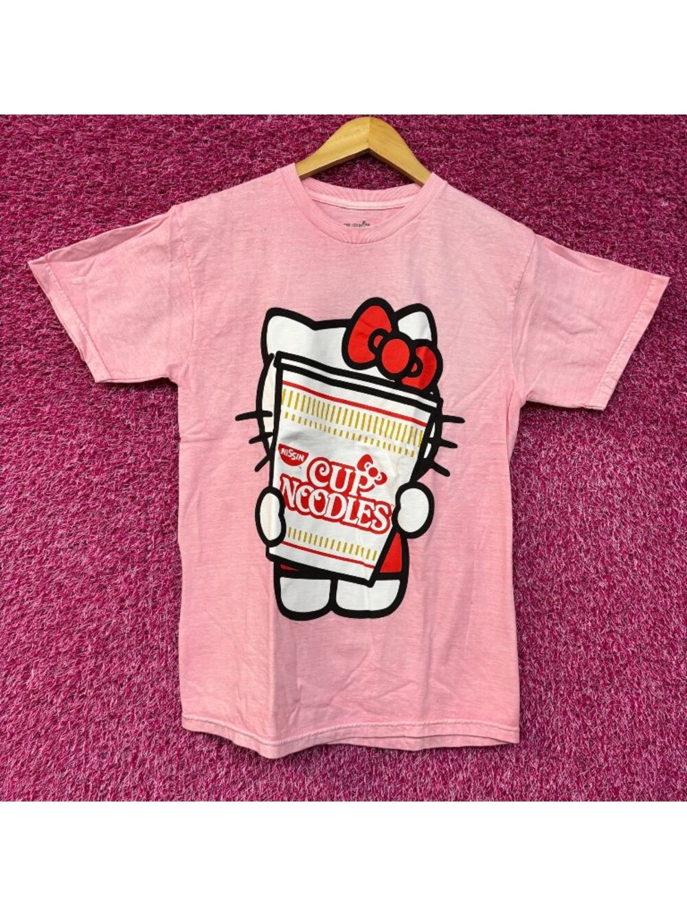 Sanrio Hello Kitty x Nissin Cup Noodles Pink T-Shirt Small